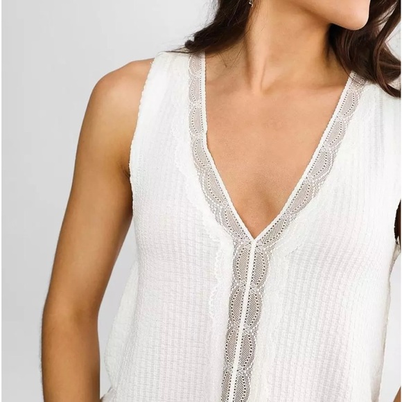 Daytrip @ Buckle White and Cream Lace V Neck Peplum Tank Top Small NWT - Picture 7 of 10